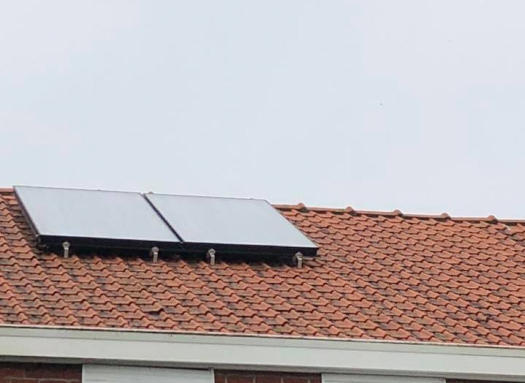 vlakke zonnepanelen met zonneboiler vaillant