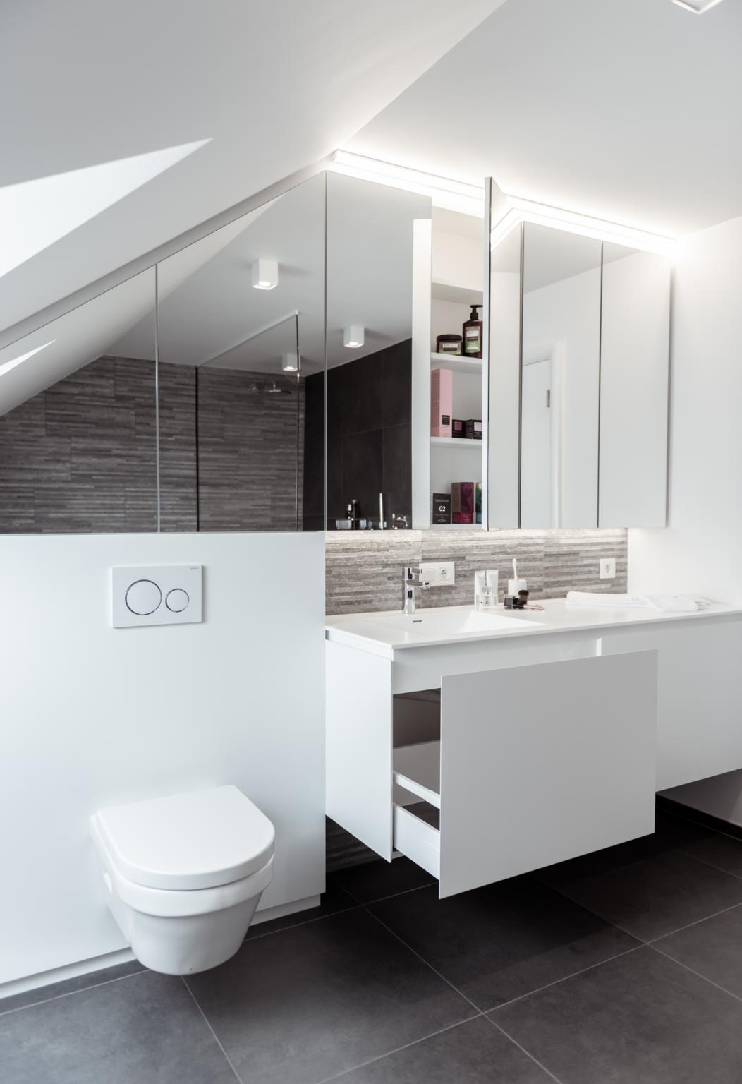 Het maatwerk badkamermeubel is voorzien van 1 naadloze lavabo in SSM Staron Bright White - ingebouwde ledstrip boven en onder het meubel
