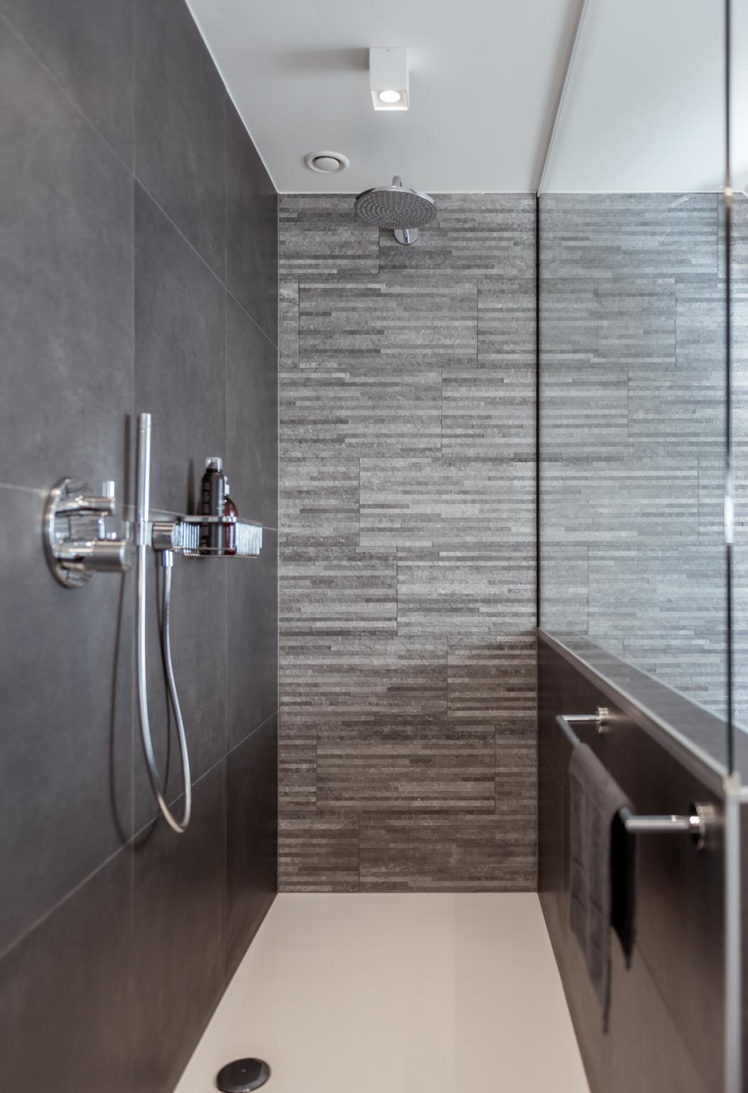 een ruime instapdouche die voorzien is met alle comfort door de hoofddouche Hansgrohe raindance 180 straalopeningen met luchtinjectie